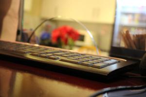 um teclado de computador em cima de uma secretária em Anand Lodge em Royal Tunbridge Wells