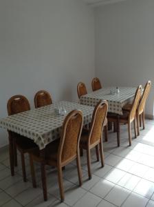 comedor con mesa y sillas en Vili Apartmanház, en Keszthely