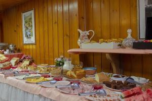 uma mesa cheia de comida em cima de uma mesa em Hotel Nevada em Campos do Jordão