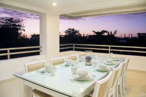 una sala da pranzo con tavolo e sedie e un balcone di Indila Boracay a Boracay