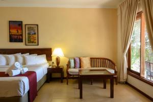 Ein Bett oder Betten in einem Zimmer der Unterkunft Frangipani Langkawi Resort