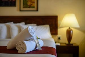 Ein Bett oder Betten in einem Zimmer der Unterkunft Frangipani Langkawi Resort