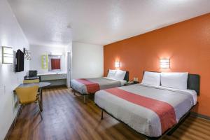 ドーサンにあるMotel 6-Dothan, ALのベッド2台と机があるホテルの部屋 +23枚の写真