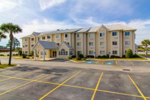 un gran edificio de apartamentos con aparcamiento en Americas Best Value Inn & Suites Brunswick, en Brunswick
