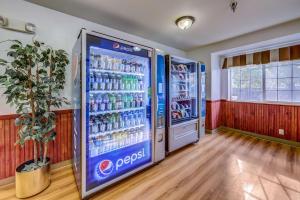 uma grande máquina de refrigerante num quarto com um refrigerador em Motel 6-Sutherlin, OR em Sutherlin