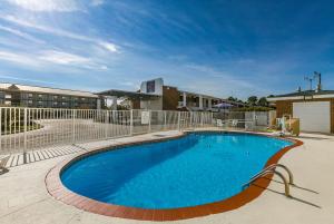 a large swimming pool in front of a building at Motel 6-Dothan, AL in Dothan