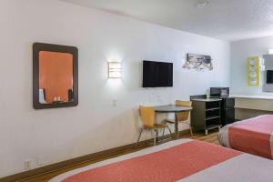 A television and/or entertainment centre at Motel 6-Dothan, AL