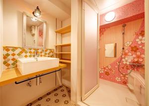 uma casa de banho com um lavatório e um espelho em Hotel Sanrriott Kitahama em Osaka