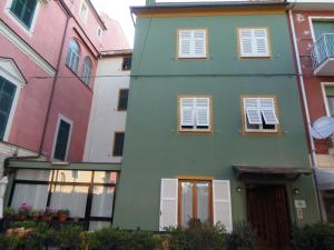 un bâtiment dans la ville avec des bâtiments colorés dans l'établissement Hotel Italia, à Moneglia