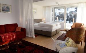 ein Wohnzimmer mit einem Bett und einem Sofa in der Unterkunft Haus Hoffmann in Sonnenalpe Nassfeld