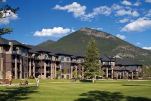 Blick auf ein Resort mit einem Berg im Hintergrund in der Unterkunft Copper Point Resort in Invermere