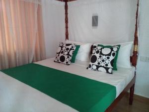 Ένα ή περισσότερα κρεβάτια σε δωμάτιο στο Sandhara Home Stay