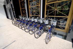 una fila de bicicletas estacionadas frente a un edificio en Kindness Hotel-Qixian, en Kaohsiung