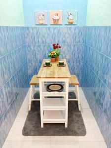 巴圖的住宿－Villa Aviation by Masterpiece Villa，一张桌子,位于一间蓝色瓷砖墙的房间里