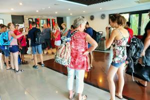 un groupe de personnes faisant la queue dans un magasin dans l'établissement Napalai Resort Hua Hin, à Hua Hin