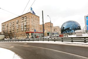 モスクワにあるMaxRealty24 Leningradskiy prospekt 77 k 1の建物と橋のある街道