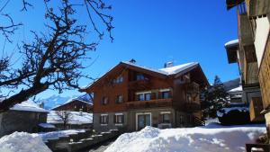 un edificio con la neve davanti di Baita al Pian a Bormio