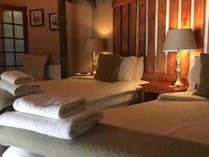 um quarto de hotel com duas camas com toalhas em Midrand Wild Goose Guest House Backup Power em Midrand