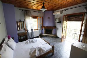Postel nebo postele na pokoji v ubytování Guesthouse Rousis