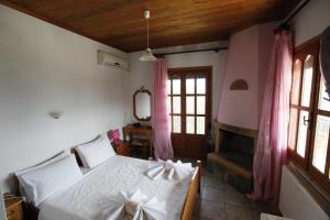 Postel nebo postele na pokoji v ubytování Guesthouse Rousis