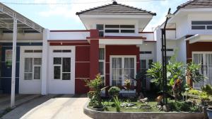 una casa de color rojo y blanco en Villa All New Casa Grande by Masterpiece Villa, en Batu
