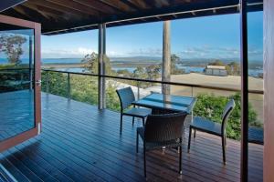 d'une terrasse avec une table et des chaises et une vue sur l'océan. dans l'établissement Pure Indulgence, à Merimbula