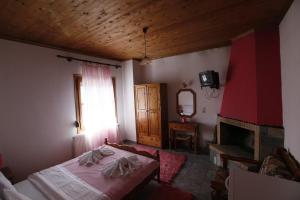 Postel nebo postele na pokoji v ubytování Guesthouse Rousis