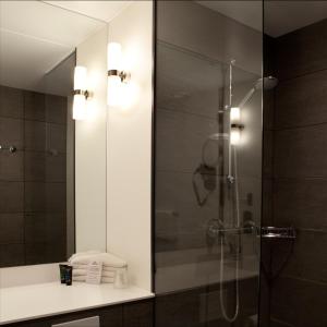 a bathroom with a shower with a glass door at Skotel Amsterdam, Hotelschool The Hague in Amsterdam