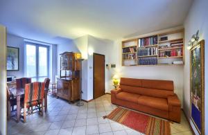 a living room with a couch and a table at Casa Ferry in Varenna