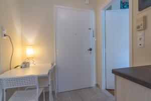 eine Küche mit einem Tisch und einer weißen Tür in der Unterkunft Urban Jungle in Athen