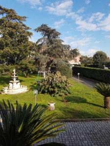 un parco con una fontana nell'erba di Il Giardino Di Stella a Frascati