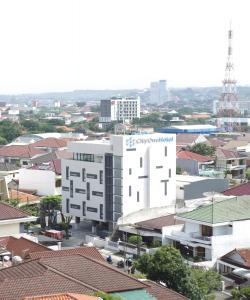 Nespecifikovaný výhled na destinaci Semarang nebo výhled na město při pohledu z hotelu + 6 fotografií
