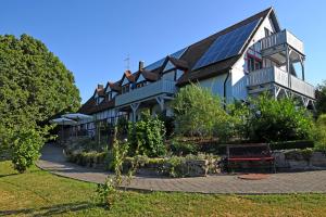 una casa con paneles solares en un lado en Pension im Vorhof, en Windelsbach