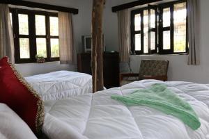 Una cama o camas en una habitación de Gurkha Lodge