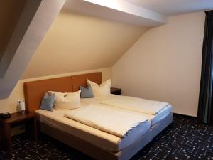 Postel nebo postele na pokoji v ubytování Hotel Königer
