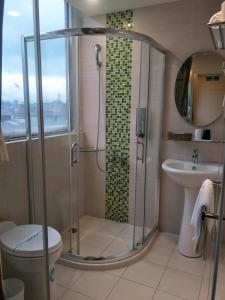 La salle de bains est pourvue d'une douche, de toilettes et d'un lavabo. dans l'établissement I Play Inn TP, à Taipei
