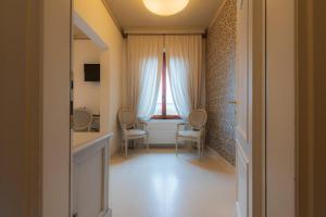 Televízia a/alebo spoločenská miestnosť v ubytovaní Villa Elda Boutique Hotel