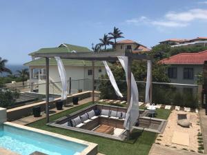 ダーバンにあるLuxe Life Houseの裏庭(パーゴラ、スイミングプール付)