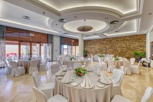 un salón de banquetes con mesas blancas y sillas blancas en Senator Mar Menor, en Los Alcázares