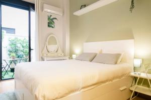 Posteľ alebo postele v izbe v ubytovaní Family apartment Patio&Swimming pool in center Malaga + 37 fotografií