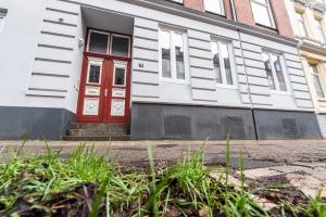 キールにあるquartier kiel plusの赤い扉白い家