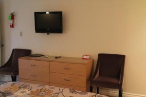 TV a/nebo společenská místnost v ubytování Dundee Arms Inn + 37 fotografií