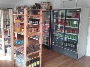Supermarket nebo jiné obchody v  kempu nebo okolí