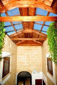 a room with a wooden ceiling with a window at B&B Viaprimaldo Camere in Otranto
