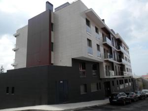 un edificio con auto parcheggiate in un parcheggio di Ripple - Modern Condo with pool, aircon, parking a Lisbona