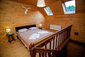 sypialnia z łóżkiem w drewnianym domku w obiekcie Shale Verba w mieście Kwasy