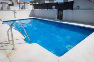 Bazén v ubytovaní Family apartment Patio&Swimming pool in center Malaga alebo v jeho blízkosti