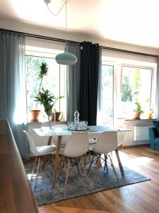 uma mesa de jantar e cadeiras numa sala de estar em A Place Like Home Apartamenty Wiewiorcza em Gdansk
