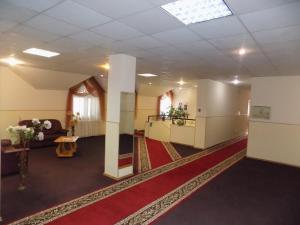 SalavatにあるSalavat Motelの赤いカーペット敷きの広い客室です。