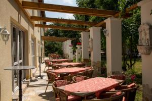 Ein Restaurant oder anderes Speiselokal in der Unterkunft Mediterran Hotel Juwel 